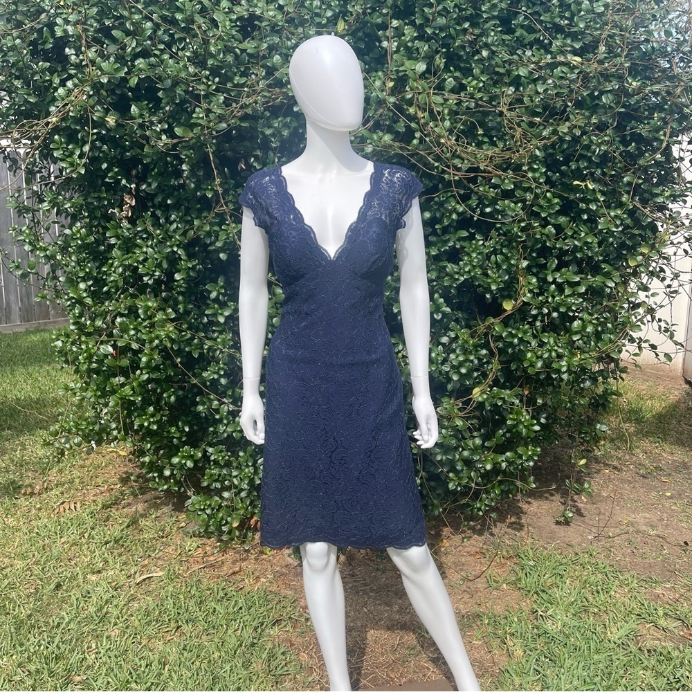 💋Watters & Watters Blue Sheath Lace Covered Sleeveless Lined Plunge Neckline